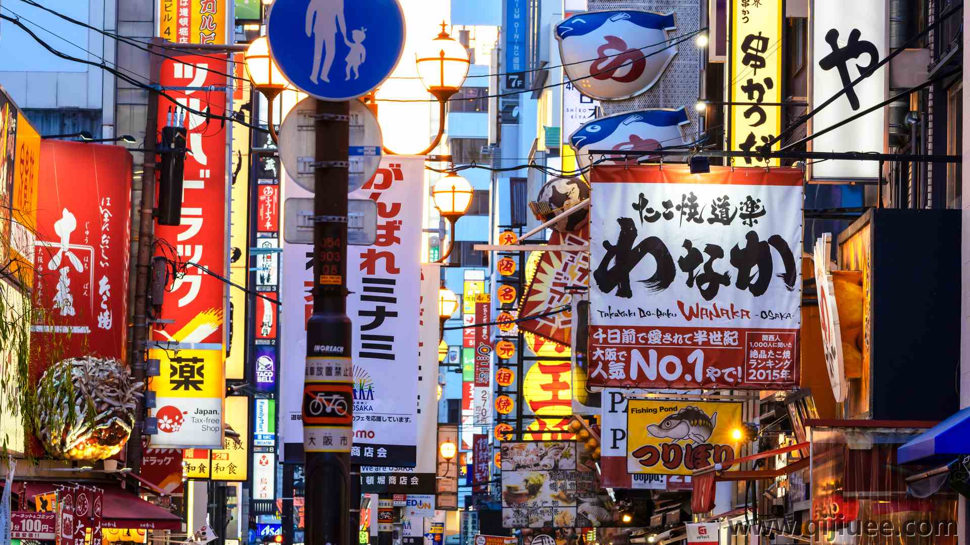 街道 广告 城市 3840 x 2160/3.49 MB-柒染云阁
