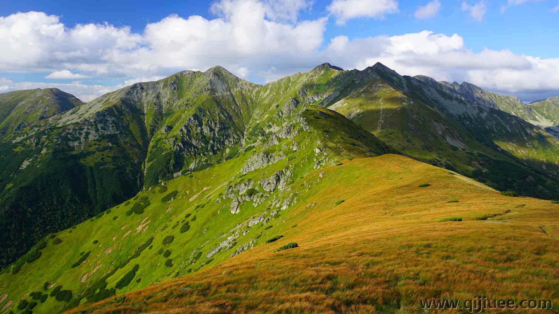 自然 风景 山 草 岩石 天空 云 阳光 田野 4K壁纸3840 x 2160/15.5 MB-柒染云阁